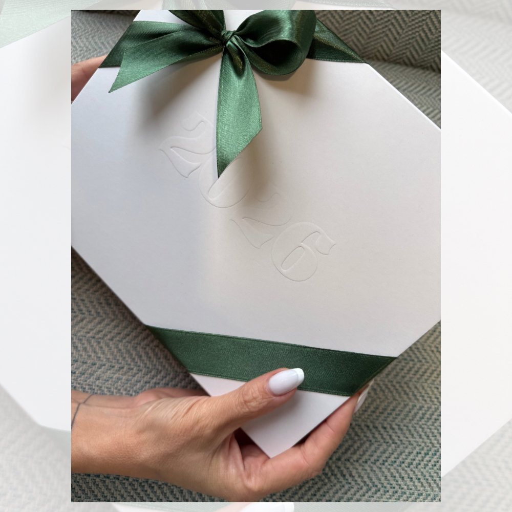 Elegantiškas stalo kalendorius su mediniu stoveliu - Anglų kalba | 2026 - Image 3