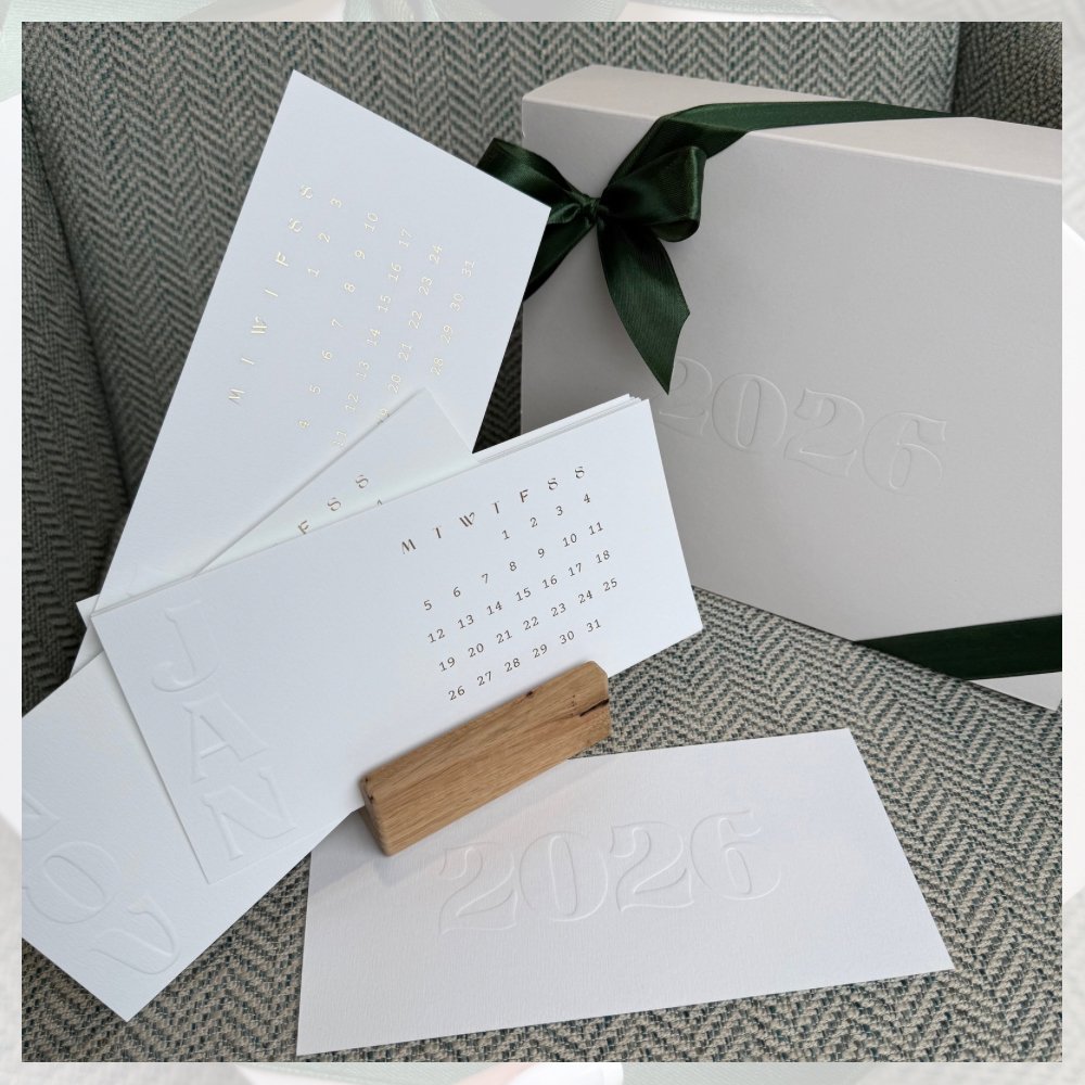 Elegantiškas stalo kalendorius su mediniu stoveliu - Anglų kalba | 2026 - Image 2