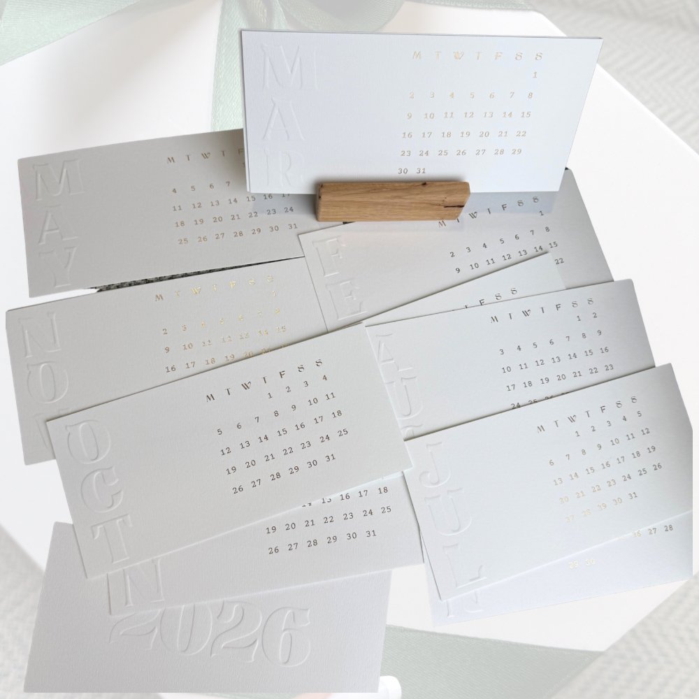 Elegantiškas stalo kalendorius su mediniu stoveliu - Anglų kalba | 2026 - Image 4