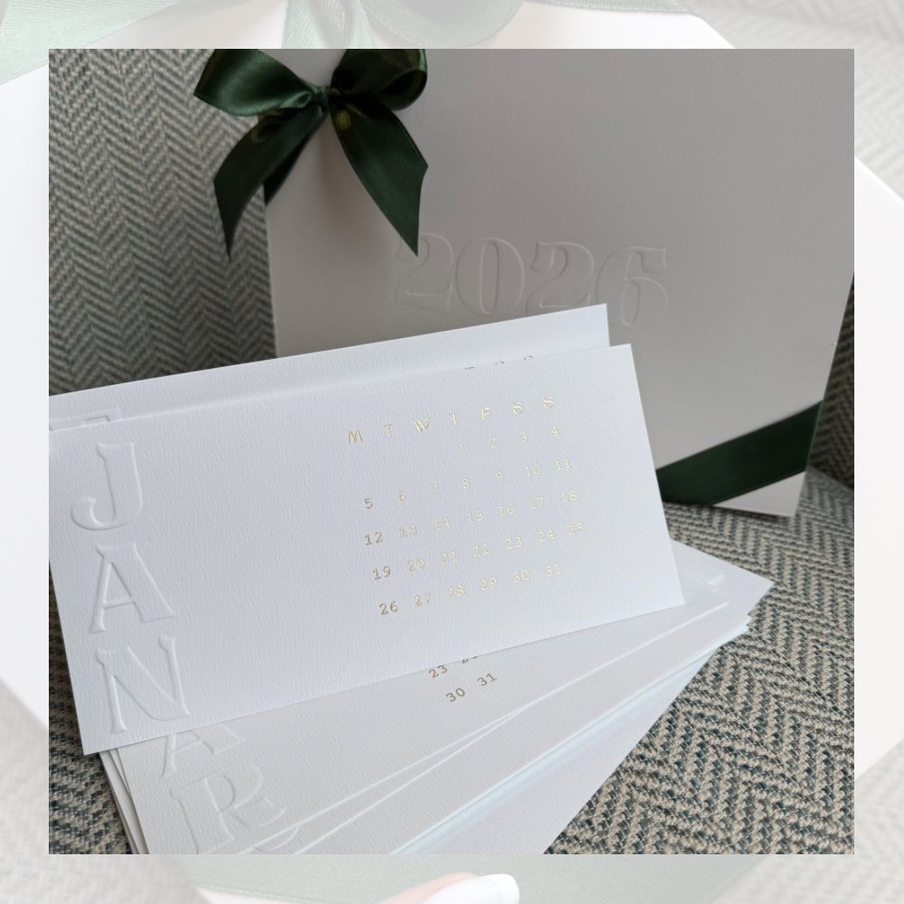 Elegantiškas stalo kalendorius su mediniu stoveliu - Anglų kalba | 2026 - Image 5