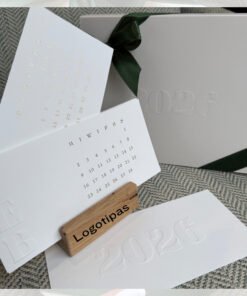 Elegantiškas stalo kalendorius su mediniu stoveliu - Anglų kalba | 2026