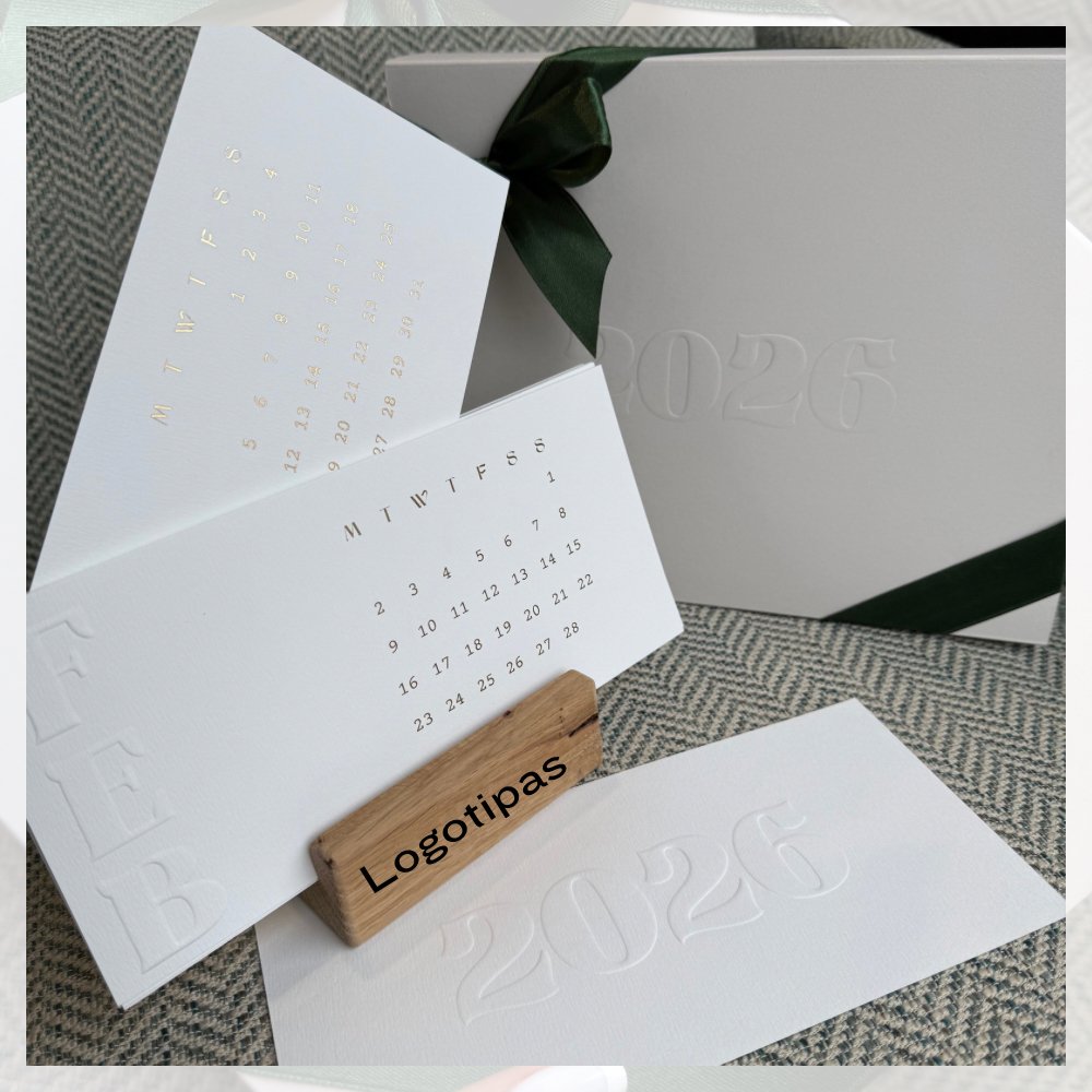 Elegantiškas stalo kalendorius su mediniu stoveliu - Anglų kalba | 2026