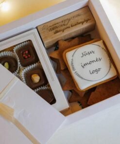 Praline saldainių, meduolių ir elegantiško stalo kalendoriaus su mediniu stoveliu rinkinys | ŠVENTĖ