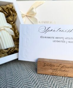 12 Ypatingų Akimirkų kalendorius su kvapnia žvake | CILINDRAS ( su medinio stovelio personalizavimu) 10