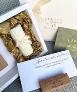 12 Ypatingų Akimirkų kalendorius su kvapnia žvake | CILINDRAS ( su medinio stovelio personalizavimu)