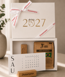 Stalo kalendorius su mediniu stoveliu | 2027 + KAVA